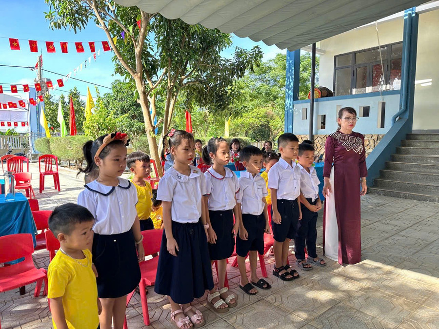 Học sinh đảo Cồn Cỏ hát quốc ca cùng cô giáo trong lễ khai giảng.