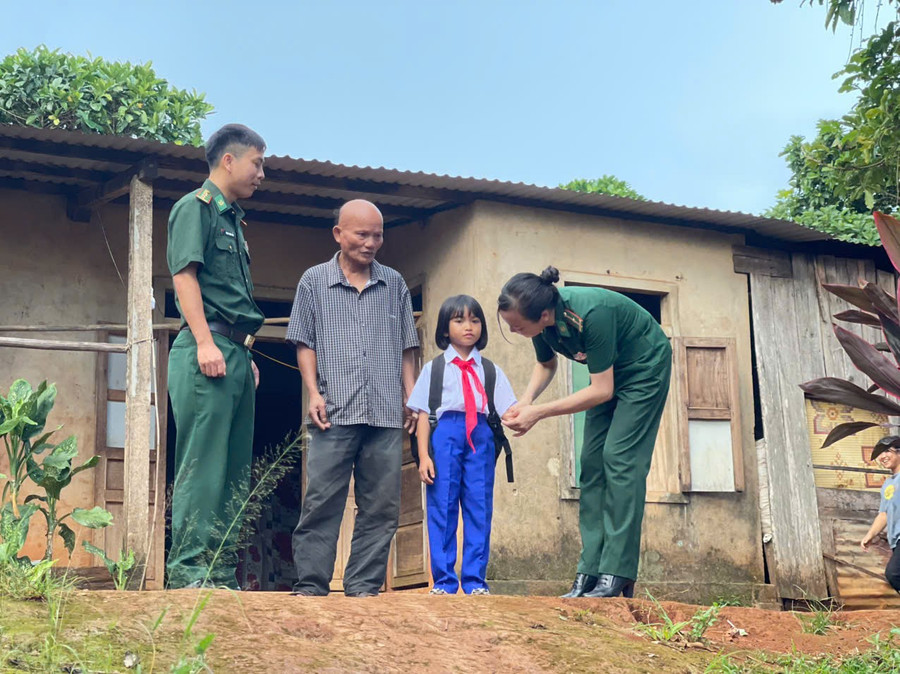 Bộ đội biên phòng chăm sóc các 'con nuôi' chu đáo, kỹ lưỡng. d8d359e488d3038d5ac2.jpg