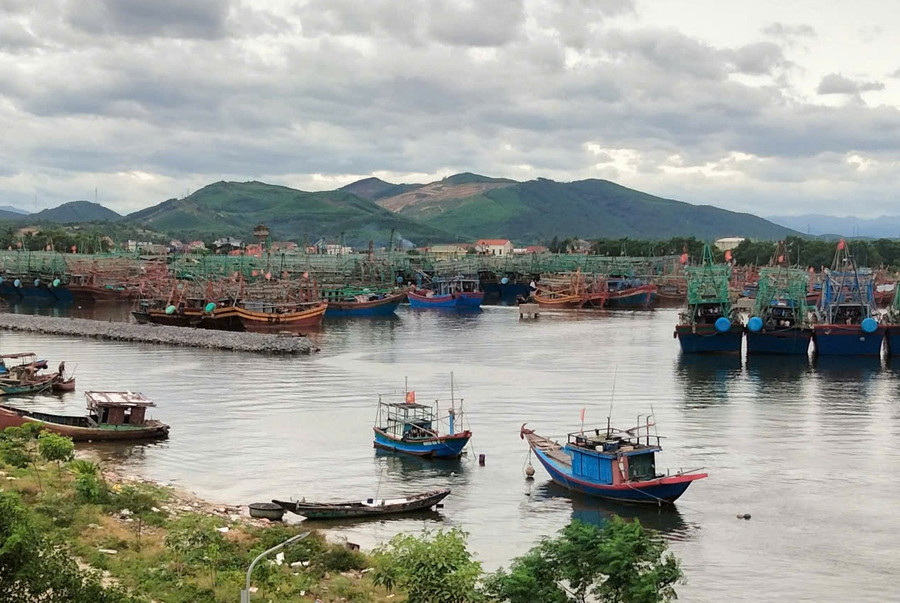 Tàu thuyền của ngư dân Quảng Trị vào nơi neo đậu an toàn.