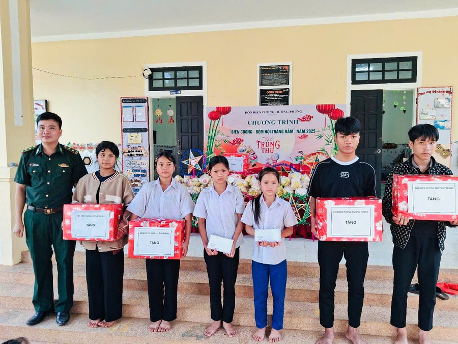 Tặng quà đến học sinh khó khăn. 970956879734740480.jpg