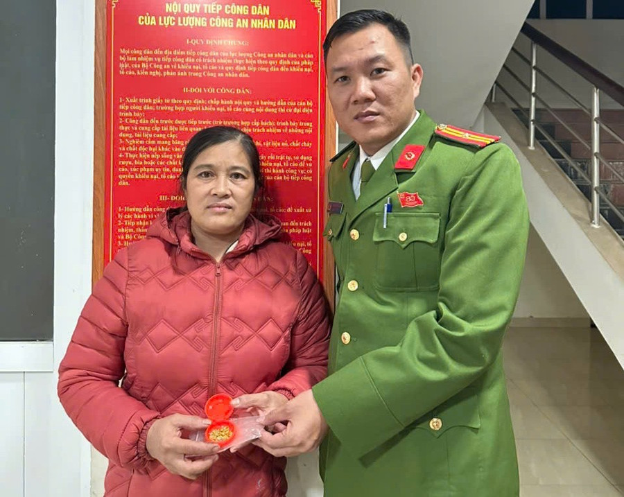 Công an xã Vĩnh Linh bàn giao tài sản cho chủ nhân để quên.