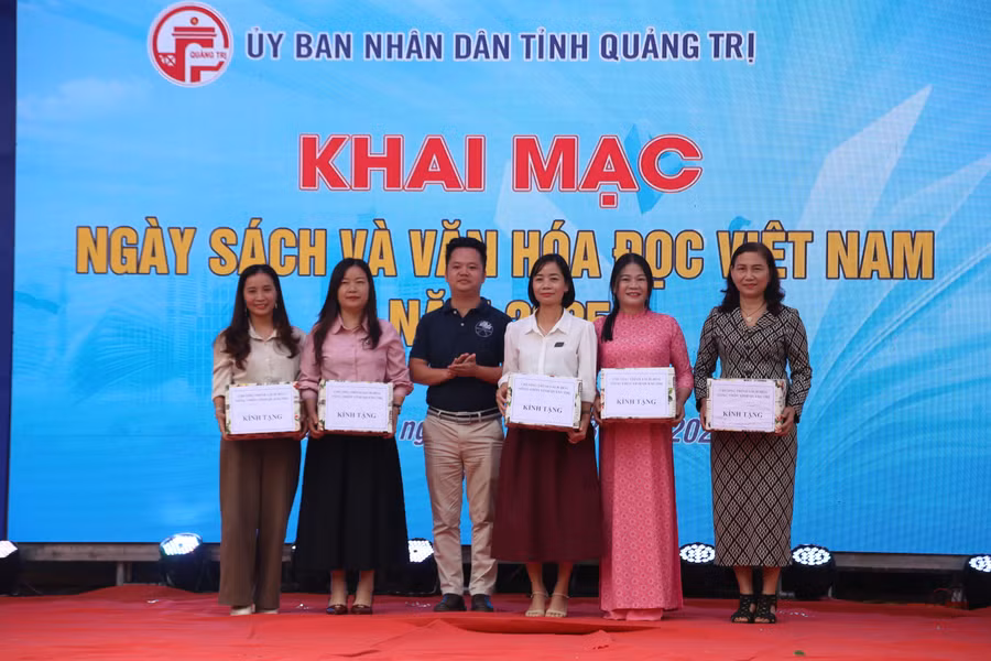 khai-mac-ngay-sach-9.jpg