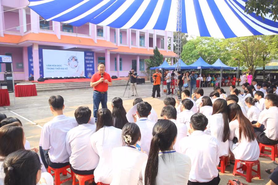 Ngày hội đọc sách ở Trường THPT Lê Lợi thu hút hàng nghìn học sinh.