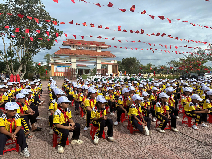 Hàng trăm học sinh tham gia hoạt động ngoại khóa. 1397207228641320729.jpg