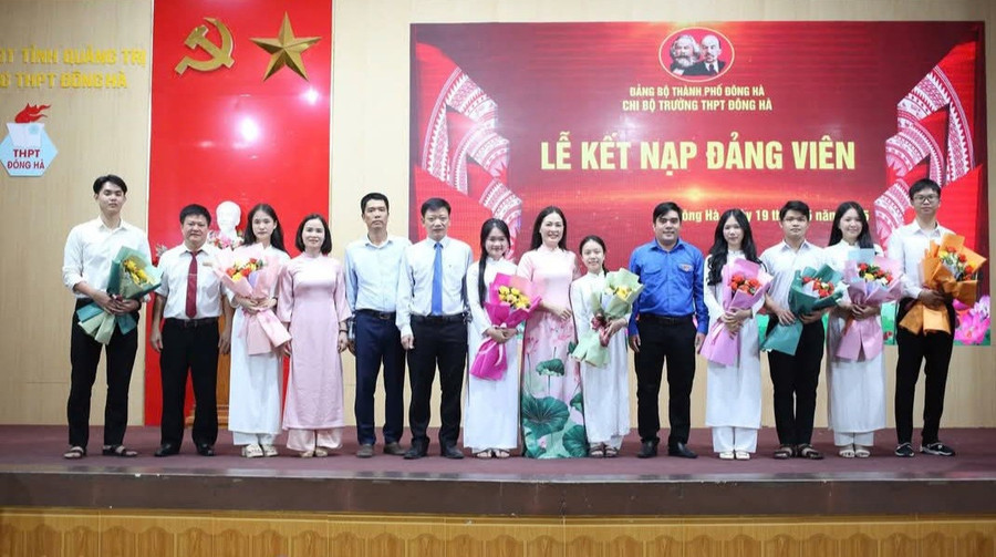 Bà Tạ Thị Thu Hiền – Bí thư Chi bộ, Hiệu trưởng Trường THPT Đông Hà trao quyết định và chúc mừng các học sinh.