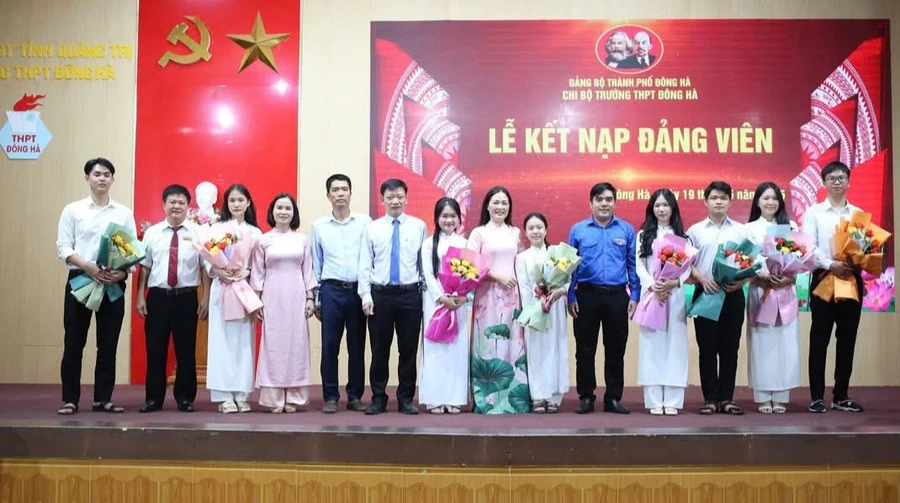 Bà Tạ Thị Thu Hiền – Bí thư Chi bộ, Hiệu trưởng Trường THPT Đông Hà trao quyết định và chúc mừng các học sinh.