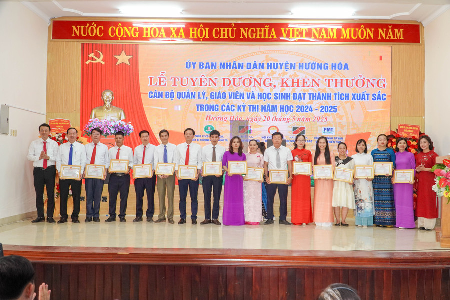 Các giáo viên được khen thưởng về thành tích xuất sắc trong năm học. dsc06126.jpg