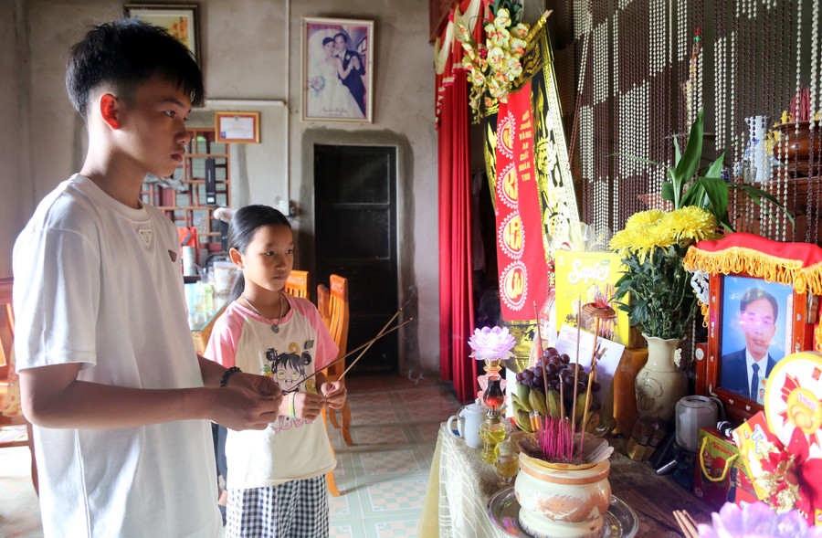 Hai cháu thắp hương cầu khẩn cha phù hộ cho 3 mẹ con. nhan-ai-2.jpg