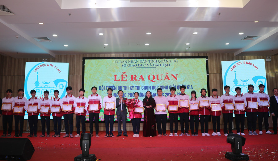 Ông Hoàng Xuân Tân, Phó Chủ tịch UBND tỉnh Quảng Trị và lãnh đạo Sở GD&ĐT Quảng Trị tặng quà động viên các học sinh trong đội tuyển.