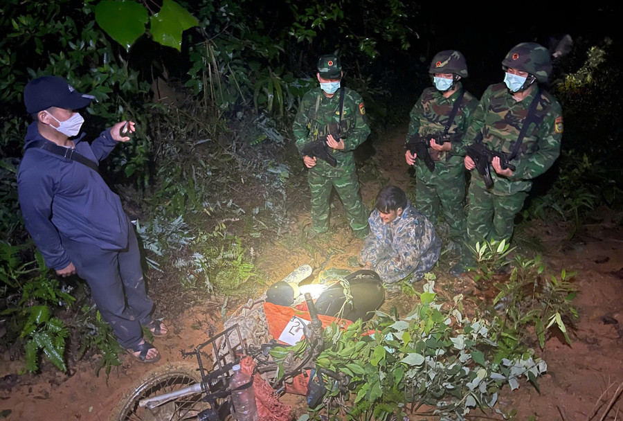 Hai nghi phạm người Lào bị phát hiện vận chuyển thuốc nổ qua biên giới.