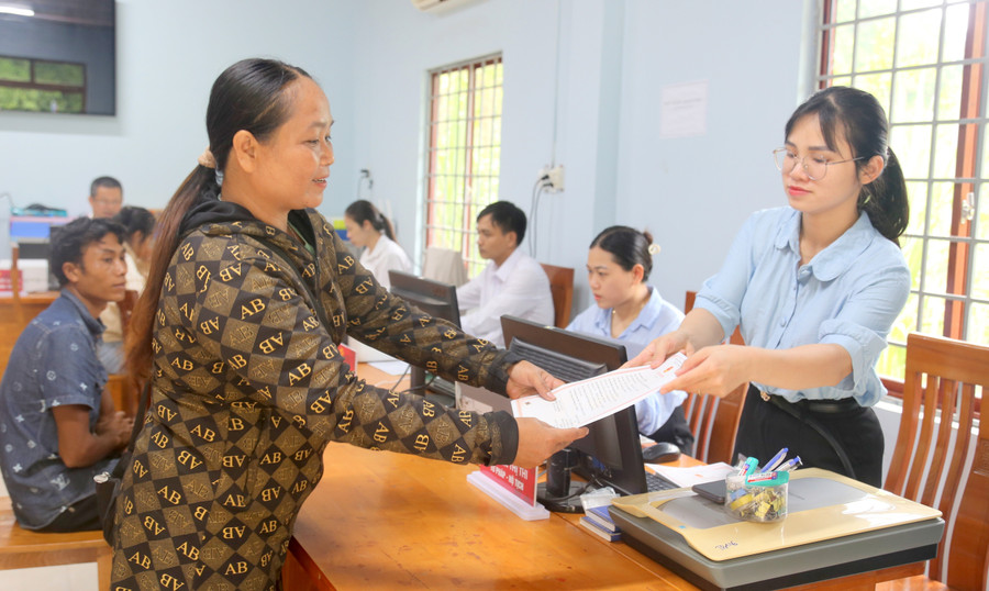 Chị Hồ Thị Tái vui mừng khi hồ sơ được giải quyết nhanh. cong-dan.jpg