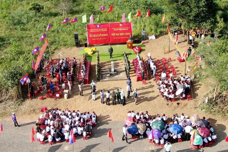 “Tiết học biên cương” tại mốc 591 cho hơn 400 học sinh 2 bên biên giới hiểu thêm về chủ quyền quốc gia. 2cf59357f7da7d8424cb.jpg