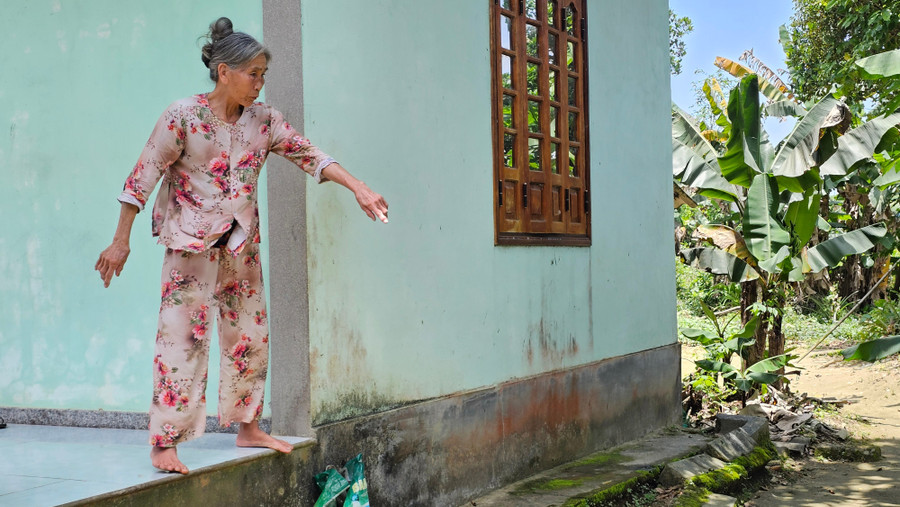 Bà Trần Thị Mậm lo ngại việc khai thác cát có thể ảnh hưởng đến đời sống người dân. 1000011371.jpg