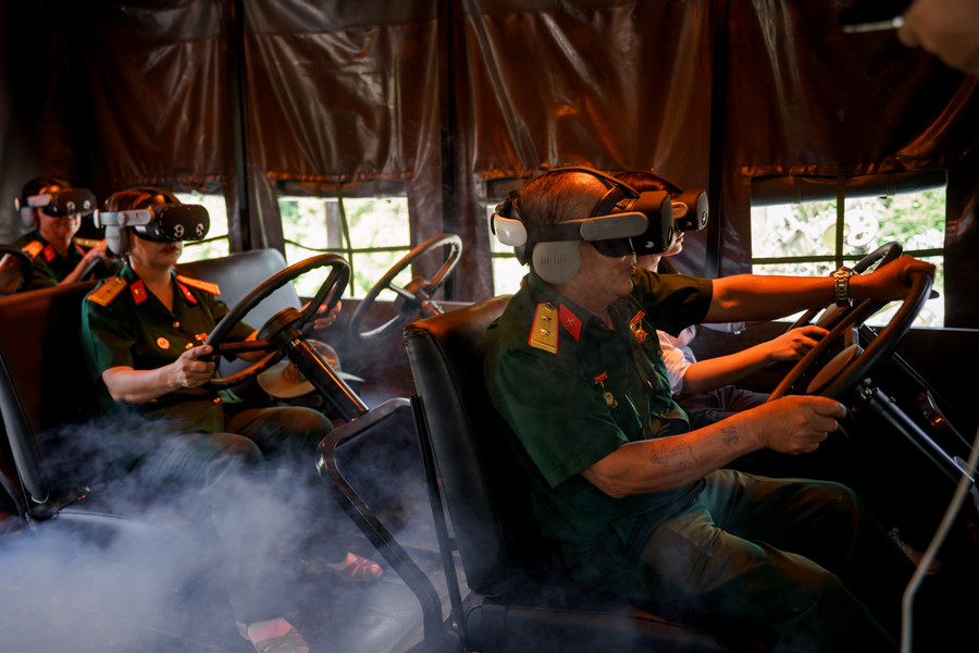 Đoàn cựu chiến binh trải nghiệm VR 9D, tự mình hoá thân thành người lính lái xe Trường Sơn vượt mưa bom bão đạn. 3-doan-cuu-chien-binh-trai-nghiem-vr-9d-tu-minh-hoa-than-thanh-nguoi-linh-lai-xe-truong-son-vuot-mua-bom-bao-dan.jpg