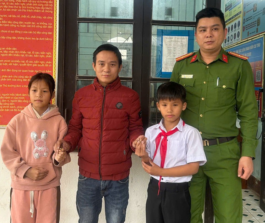 Hai học sinh trả lại 2 nhẫn vàng cho người đánh rơi, trước sự chứng kiến của cơ quan công an.