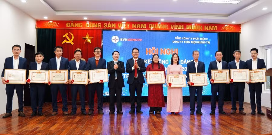Lãnh đạo EVNGENCO2 khen thưởng các tập thể, cá nhân.