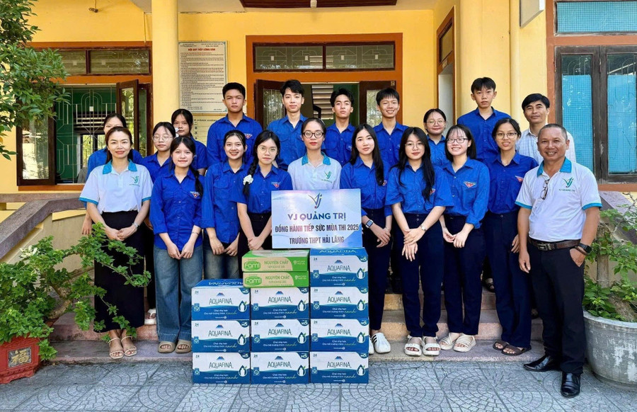 Các đơn vị chung tay hỗ trợ thí sinh dự thi. tiep-suc-mua-thi.jpg