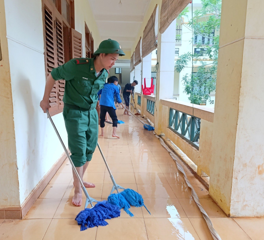 Lực lượng Bộ đội biên phòng và đoàn thanh niên vệ sinh các điểm thi. tiep-suc-mua-thi-2.jpg