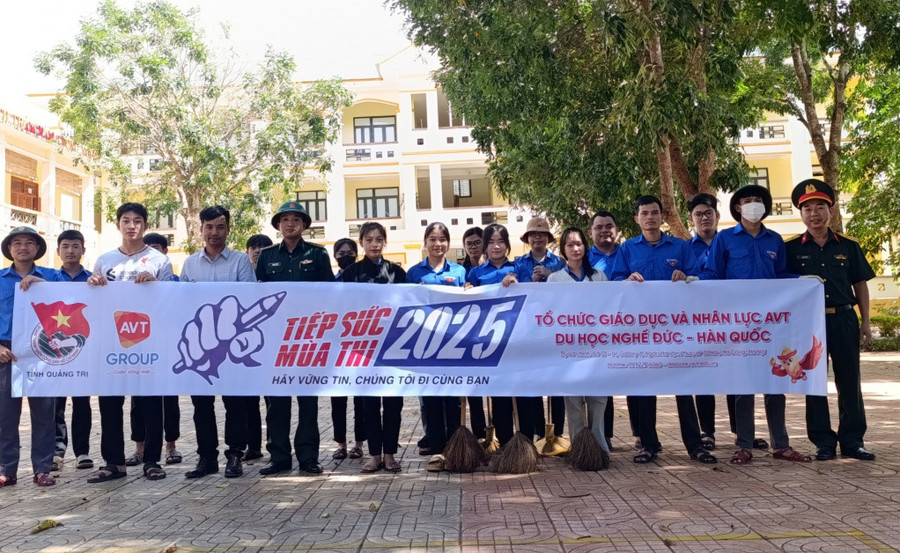 Các lực lượng ra quân Tiếp sức mùa thi tại điểm thi Trường THPT Hướng Phùng.