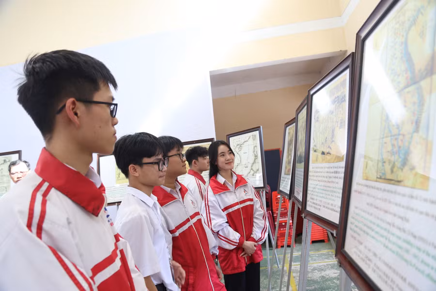 Học sinh tìm hiểu các tài liệu về Hoàng Sa, Trường Sa.