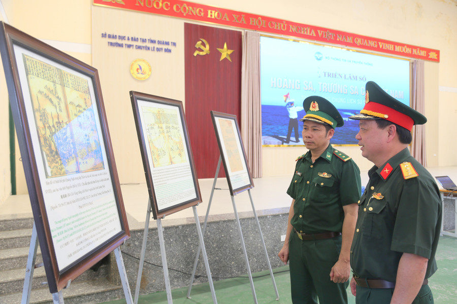 Đại diện các đơn vị Lực lượng vũ trang tìm hiểu các tư liệu trưng bày tại triển lãm. trien-lam-truong-sa-4.jpg