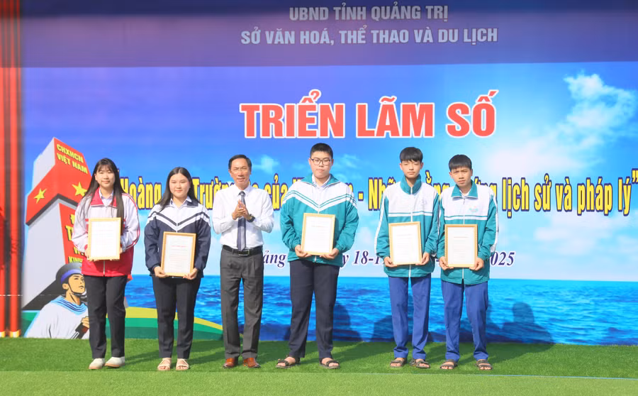 trien-lam-truong-sa-1.jpg