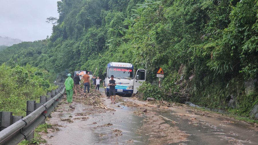 Đường Hồ Chí Minh nhánh Tây (thuộc xã Tà Rụt) xuất hiện 2 điểm sạt lở. Ảnh: T.N ca8949c3b9db34856dca.jpg
