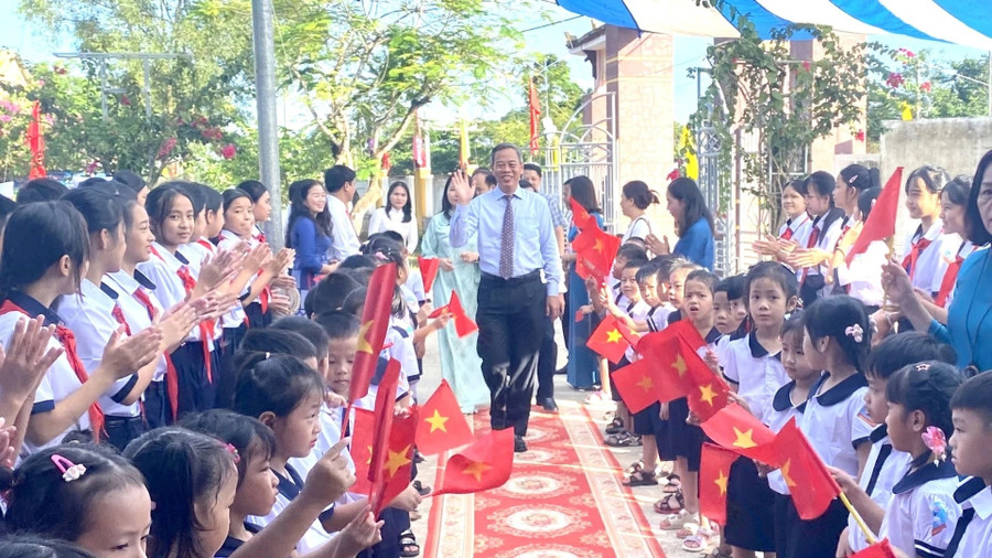 Ông Nguyễn Đăng Quang dự khai giảng tại Trường Tiểu học và THCS Hải Lâm. pho-bi-thu.jpg