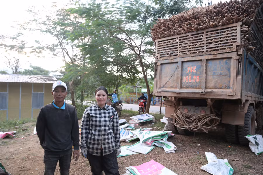 Nhờ biết chữ mà vợ chồng anh Hồ Văn Lửa (ở thôn A Rông, xã Lìa) áp dụng vào sản xuất, nâng cao hiệu quả.