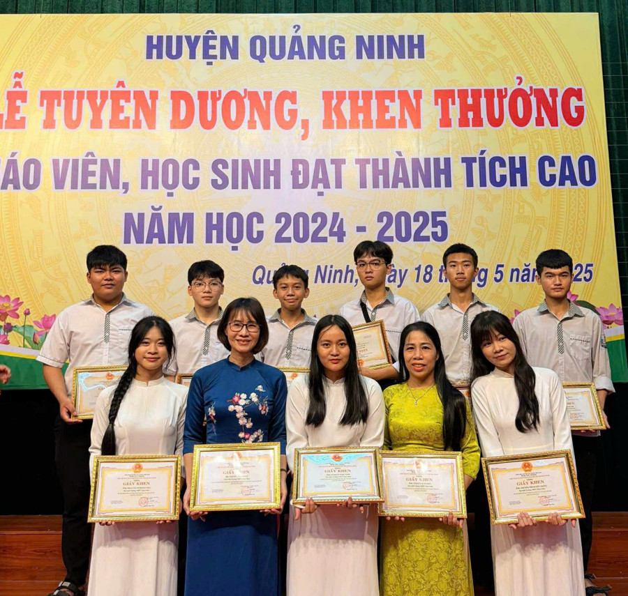 Em Đinh Duy Bảy (hàng thứ 2, ngoài cùng bên trái) trong lễ tuyên dương, khen thưởng giáo viên, học sinh đạt thành tích cao. Ảnh: NVCC hoc-sinh-thu-khoa-1.jpg