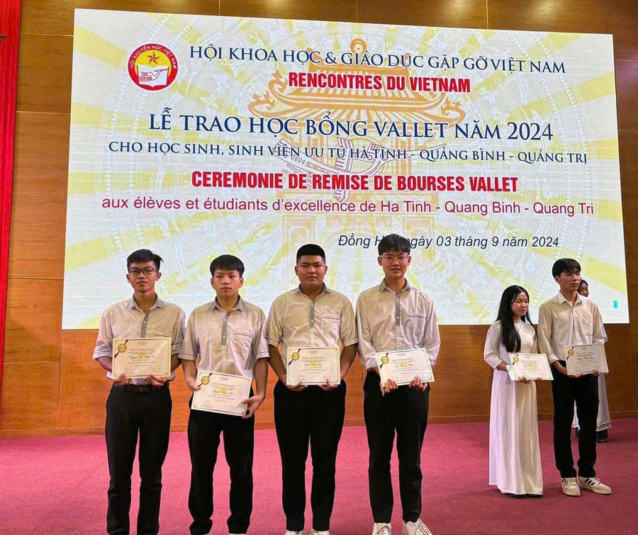 Em Bảy nhận được học bổng Vallet dành cho học sinh giỏi THPT. hoc-sinh-thu-khoa-2.jpg