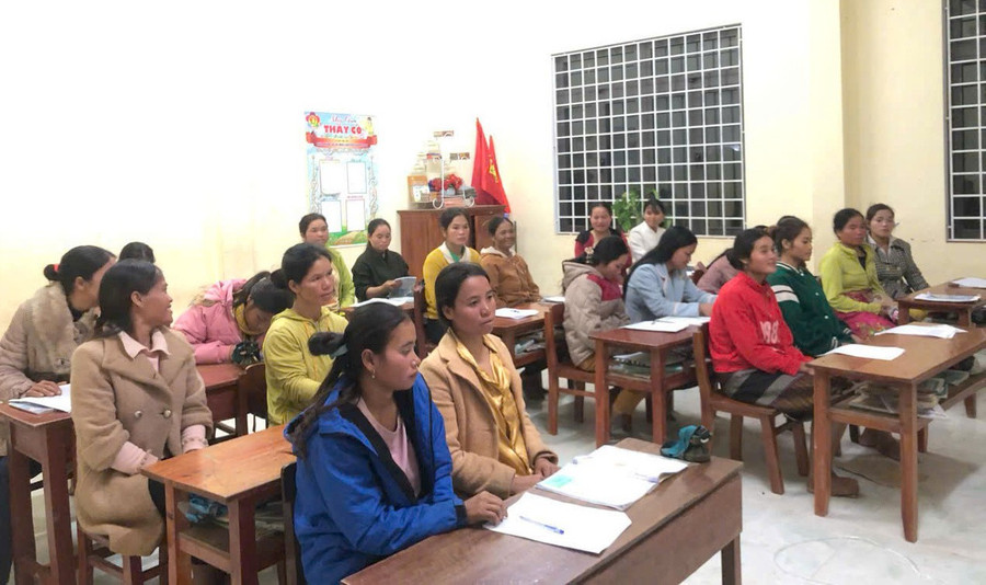 Học viên tham gia học xóa mù chữ tại Trường Tiểu học và THCS Xy (xã A Dơi). (Ảnh: N. Hồng)