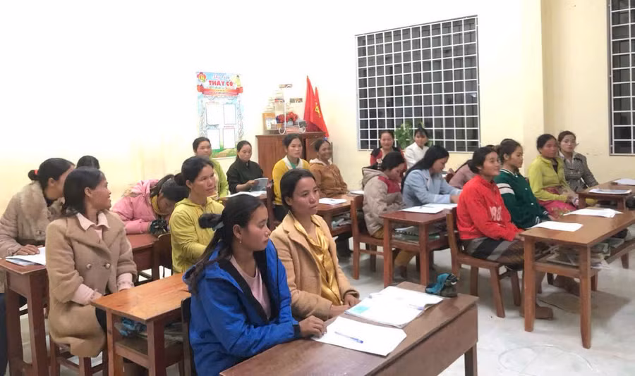 Học viên tham gia học xóa mù chữ tại Trường Tiểu học và THCS Xy (xã A Dơi). (Ảnh: N. Hồng)