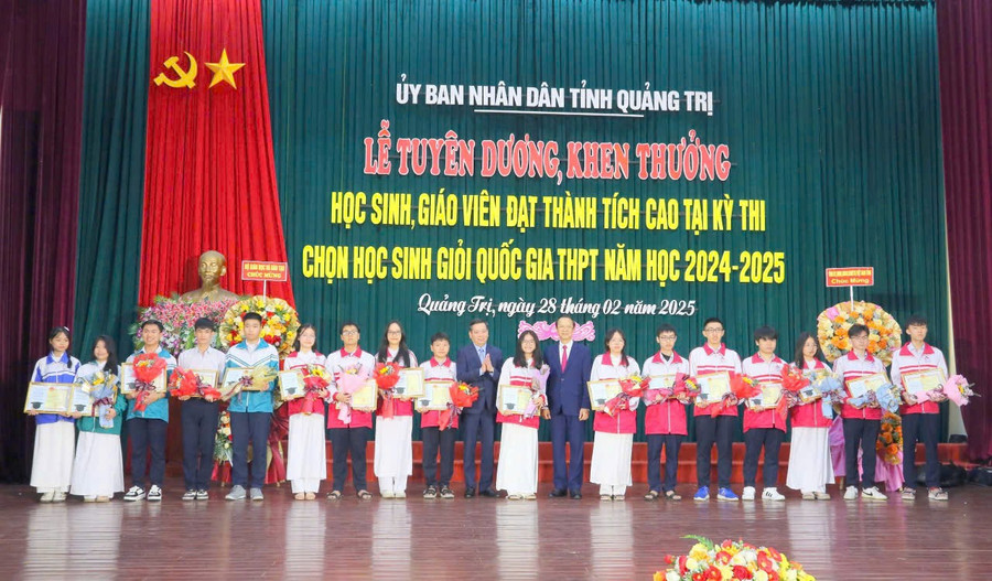 Lãnh đạo Bộ GD&ĐT và tỉnh Quảng Trị khen thưởng học sinh đạt giải học sinh giỏi Quốc gia. 2fea9b6e46fbf2a5abea.jpg