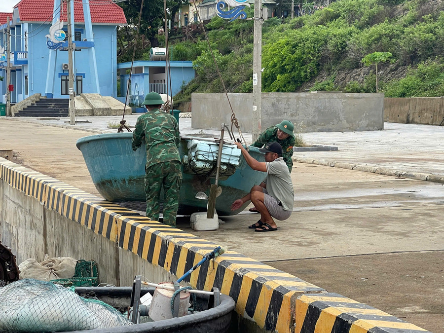 Thuyền đánh cá được đưa lên vị trí cao để hạn chế thấp nhất thiệt hại. 1000016046.jpg