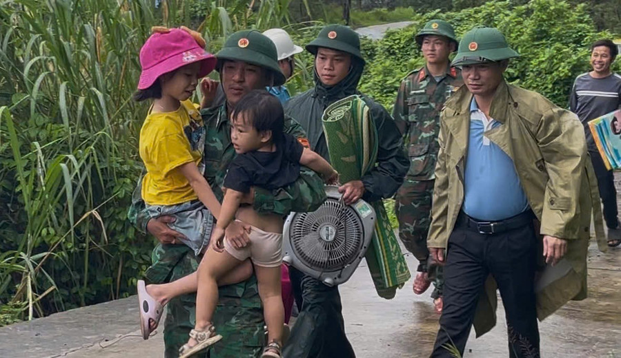 Lực lượng biên phòng hỗ trợ đưa người dân vào hầm tránh trú bão.