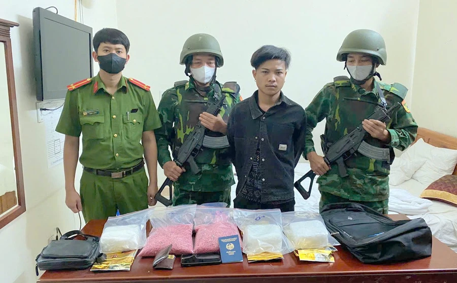 Cơ quan chức năng bắt giữ nghi phạm vận chuyển ma túy.