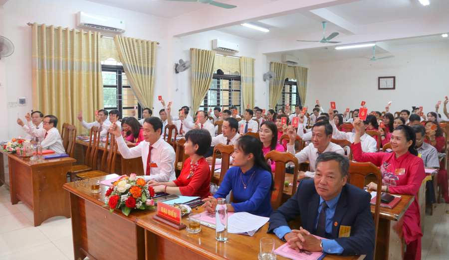 Các đại biểu tham dự biểu quyết thông qua Nghị quyết đại hội. dai-hoi-4.jpg