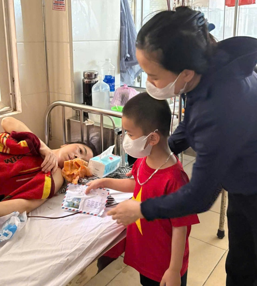 Gần đây, cháu Dũng được bố đưa đến bệnh viện để thăm mẹ. nhan-ai-2.jpg