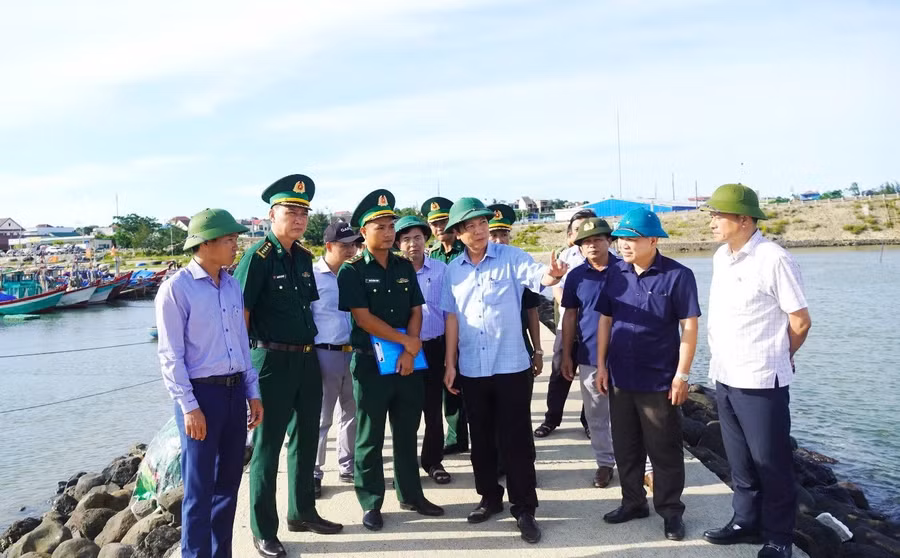 Ông Hoàng Nam - Phó Chủ tịch Thường trực UBND tỉnh Quảng Trị kiểm tra công tác triển khai ứng phó bão số 5 ở các địa phương.