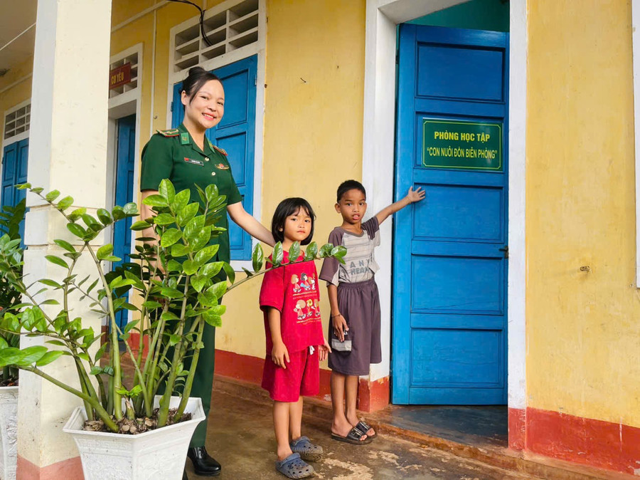 Thiếu tá QNCN Nguyễn Thị Vân trực tiếp chăm sóc và nhận làm “mẹ nuôi” 2 cháu. 818a6026ae11254f7c00.jpg