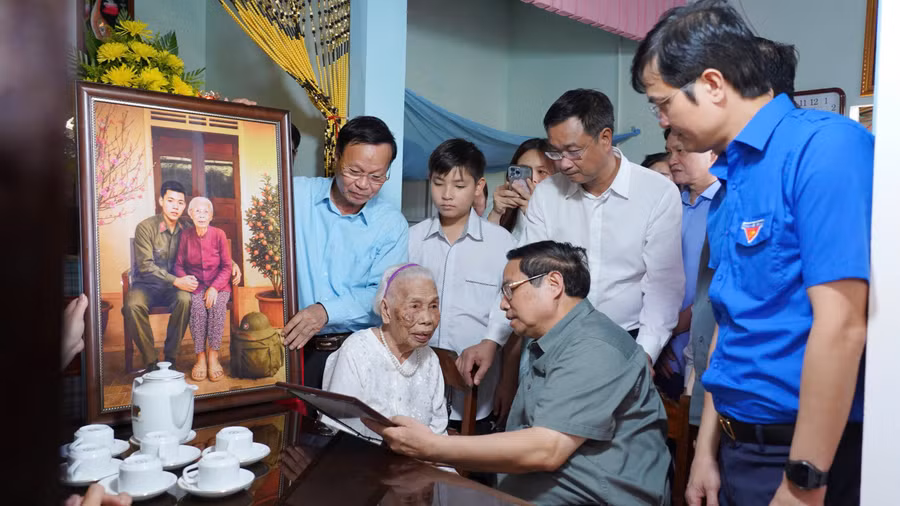 Thủ tướng Phạm Minh Chính ân cần thăm hỏi và trao di ảnh liệt sĩ cho Bà mẹ Việt Nam Anh hùng Đào Thị Vui.