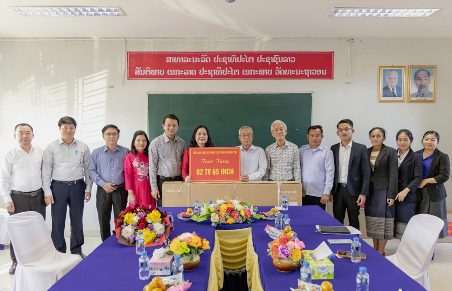 Sở GD&ĐT tỉnh Quảng Trị trao tặng 2 tivi hỗ trợ nhà trường trong việc ứng dụng CNTT trong dạy học.