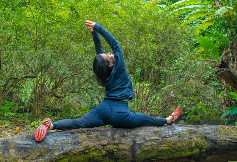 Du khách hít thở sâu, tận hưởng không khí trong lành giữa rừng già.