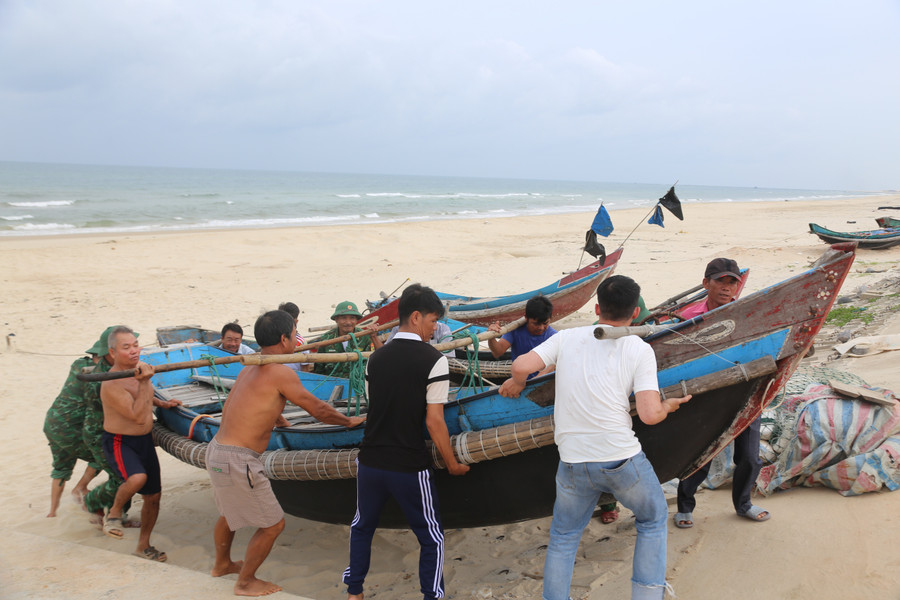 Ngư dân hối hả neo đậu thuyền hạn chế khả năng ảnh hưởng do bão. Ảnh: Đ. Đức tranh-bao-7.jpg