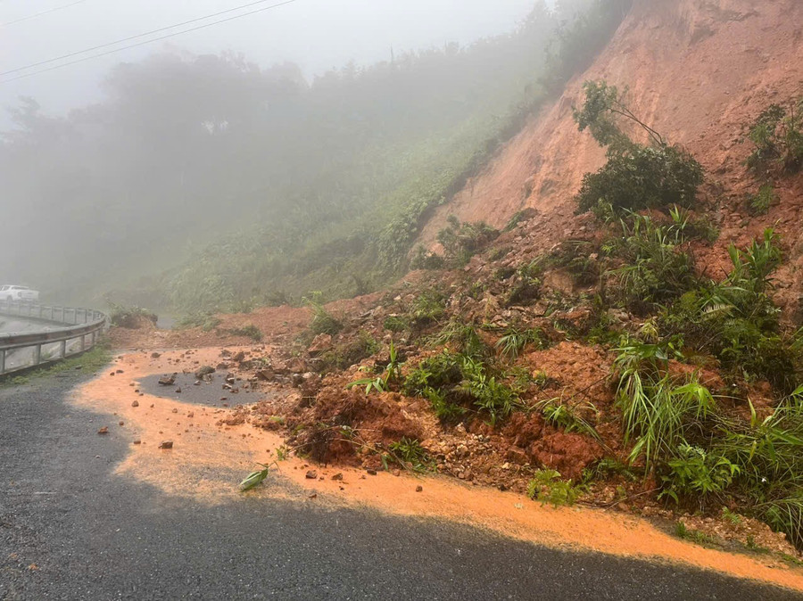Tại Km195 (xã Hướng Việt), khoảng 50m3 đất đá tràn ra toàn bộ mặt đường. 0a510f0e1e92aaccf383.jpg