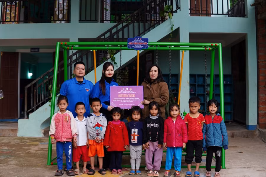 Đại diện Đoàn Thanh niên Công ty TĐQT và cô giáo nhận quà.