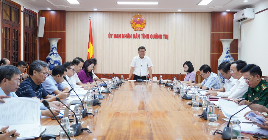 Para pemimpin provinsi Quang Tri bertemu untuk menggelar kampanye pembangunan sekolah asrama di daerah perbatasan. xay-truong-noi-tru-2.jpg