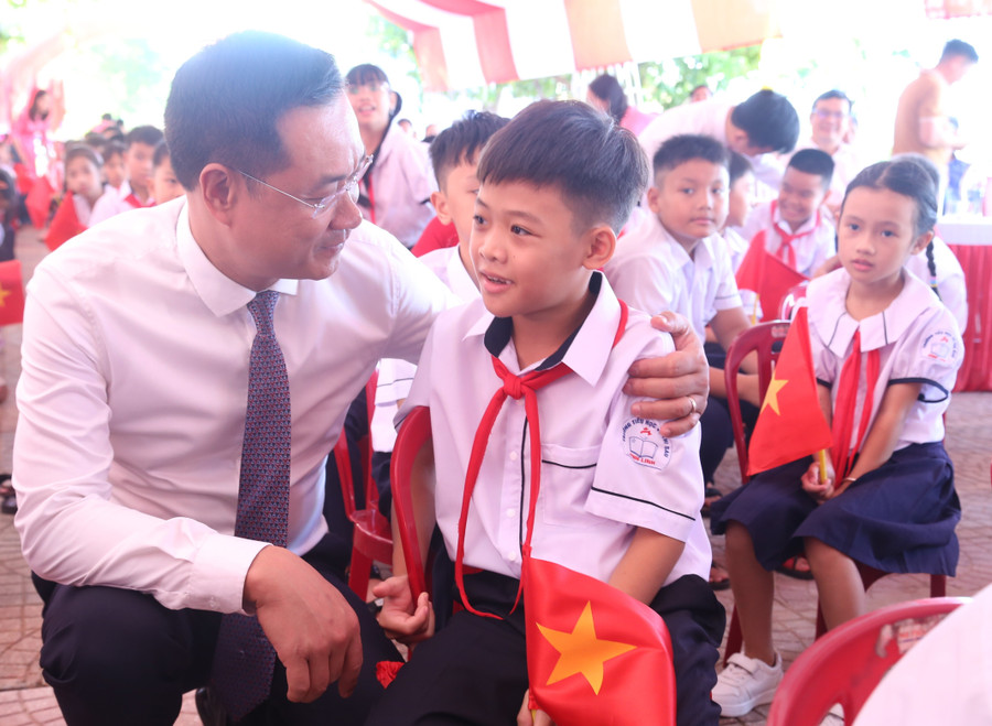 Bí thư Tỉnh ủy động viên các em học sinh học tập tốt. bi-thu.jpg
