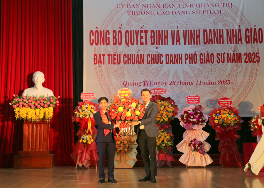 Ông Võ Văn Minh, Phó Giám đốc Sở GD&ĐT Quảng Trị tặng hoa chúc mừng ông Trương Đình Thăng.